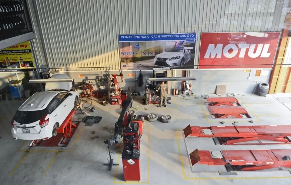 Xưởng dịch vụ kiểm tra tổng quát cho xe Honda City tại mốc 20.000km