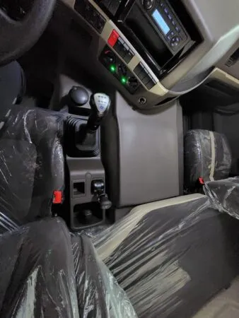 Cận cảnh bảng điều khiển và tiện nghi cabin xe ben Chenglong