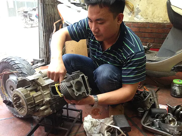 Thay dầu động cơ xe công trình