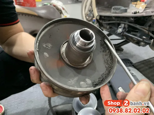 Bộ nồi xe tay ga bị bám bụi bẩn gây hao xăng và giảm hiệu suất