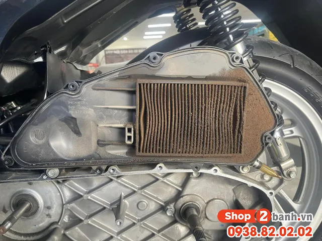 Lọc gió động cơ bị nghẹt bui cần thay thế định kỳ để bảo vệ buồng đốt