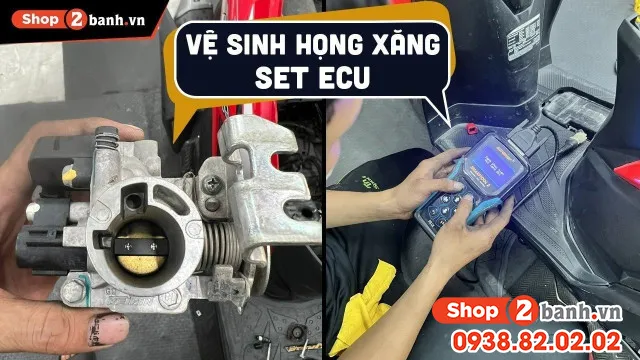 Kỹ thuật viên thực hiện vệ sinh họng xăng và thiết lập lại thông số ECU