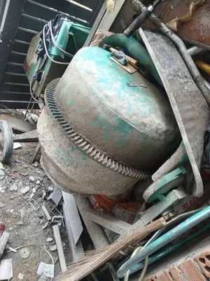 Máy trộn bê tông xanh cũ Bình Dương - Màu sơn không quan trọng bằng chất lượng nhông truyền động