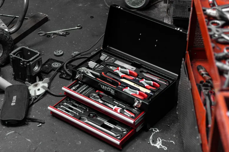 Toàn bộ 80 chi tiết được sắp xếp định hình trong khay nhựa chống va đập