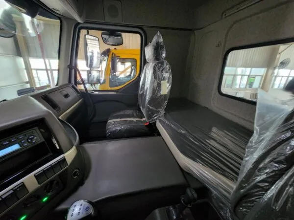 Không gian nội thất Cabin H5 xe ben Chenglong 3 chân