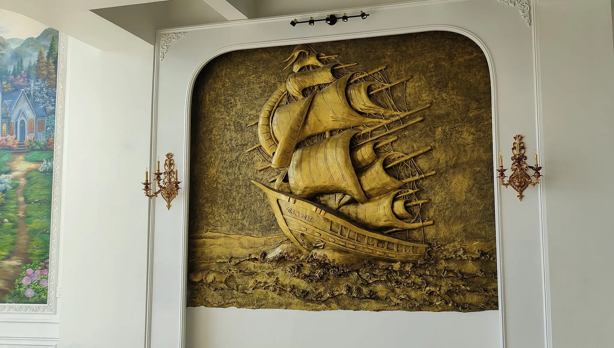 Cận cảnh chi tiết hoa sen đắp nổi bằng xi măng