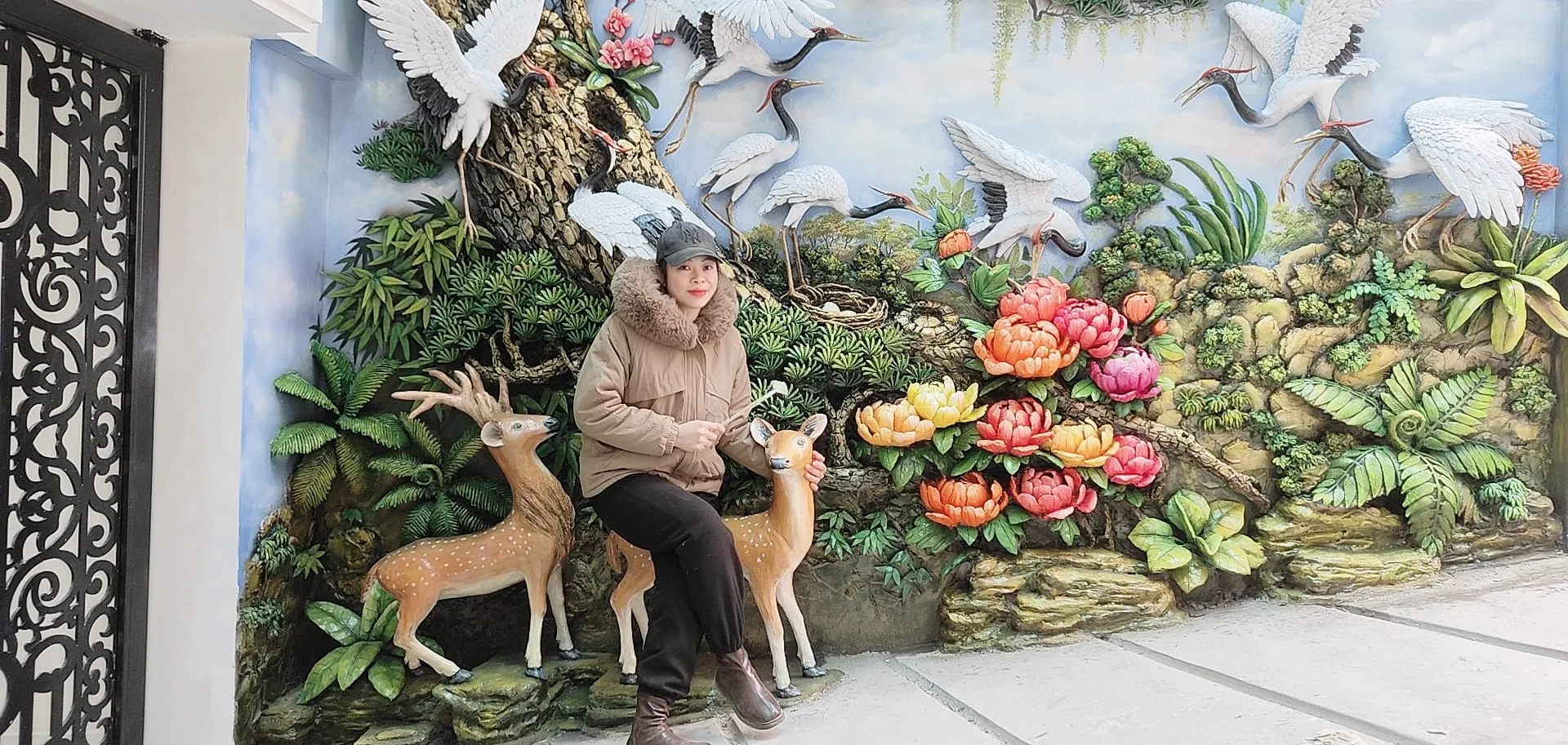 Quá trình đắp vữa tạo khối cho bức phù điêu