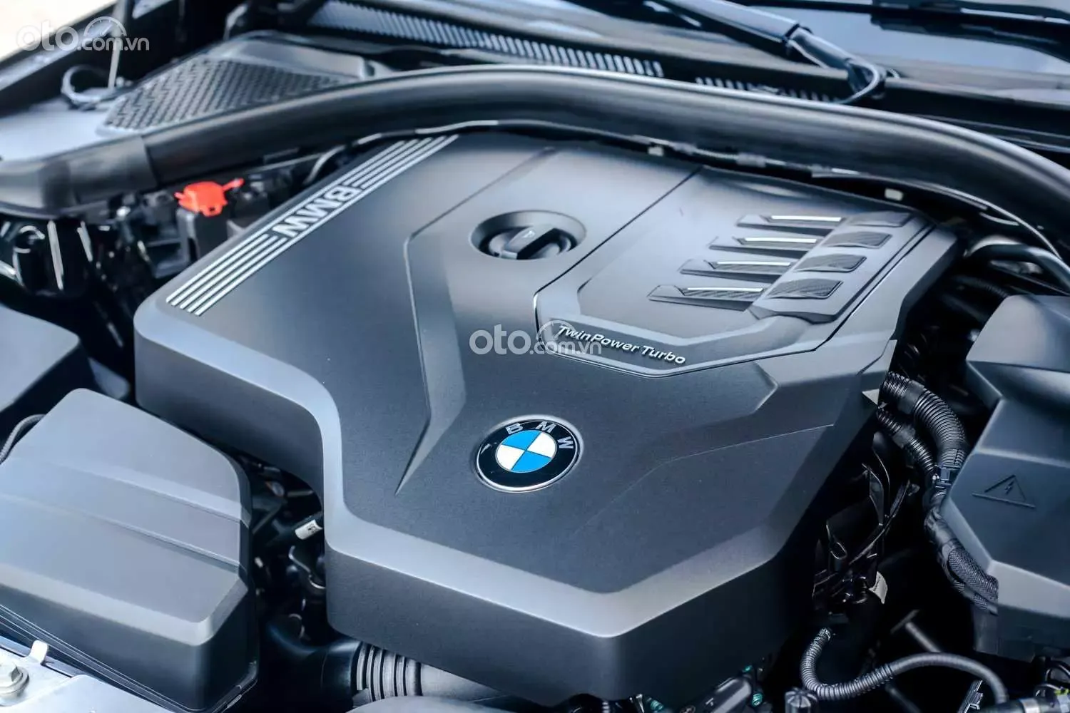 Động cơ xe BMW 330i 2021.