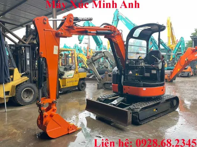Máy xúc mini Hitachi ZX40 tại kho bãi