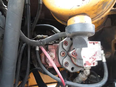 Cận cảnh tay cần và hệ thống xi lanh thủy lực máy đào Samsung MX6W-2