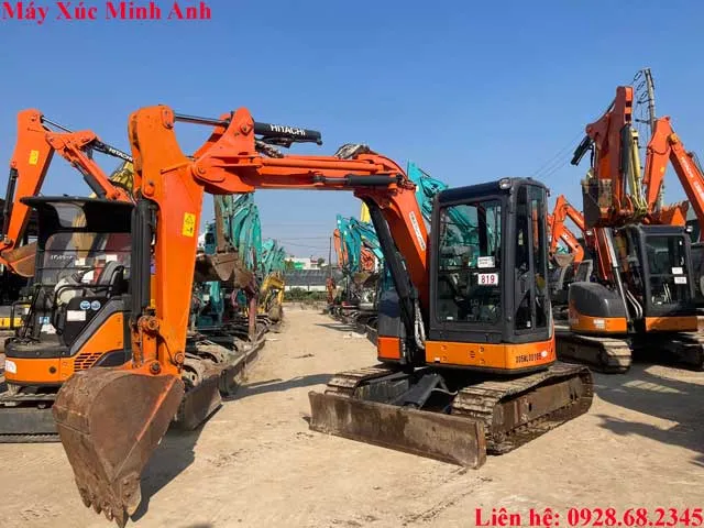 Máy xúc mini Kobelco SK30 đang thay attachment búa phá