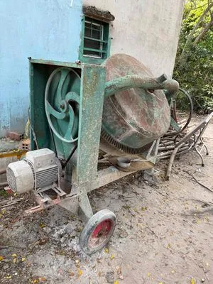 Máy trộn bê tông xanh lá cũ - Cần lưu ý các điểm rỉ sét trên khung chịu lực