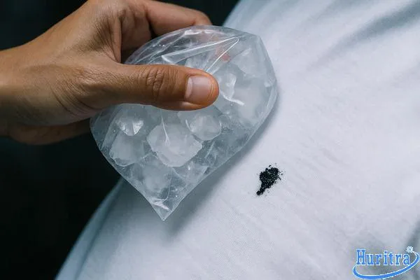 Sử dụng đá cục làm cứng vết bitumen trước khi xử lý cơ học