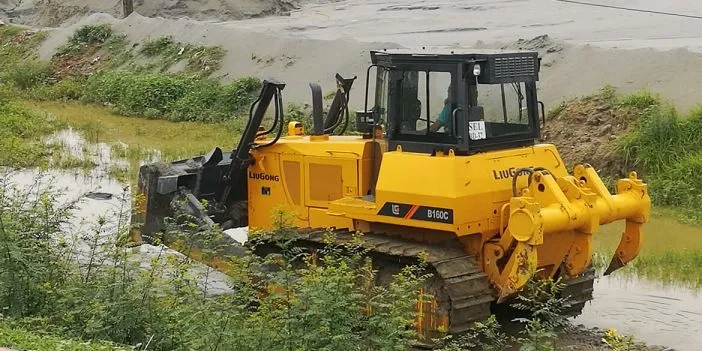 Máy ủi bánh xích thi công nền đập thủy điện