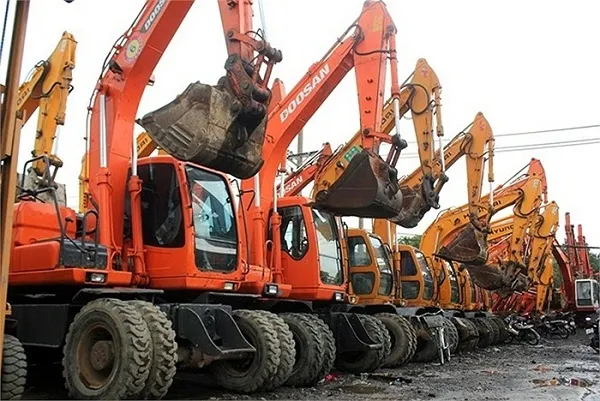 Máy xúc Hitachi và Komatsu tại bãi Đông Anh