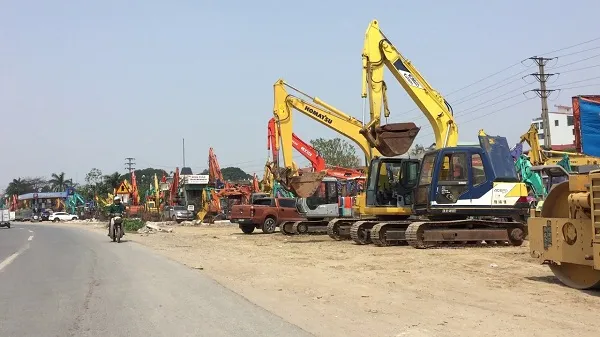 Máy xúc Komatsu PC200 đang hoạt động tại công trường