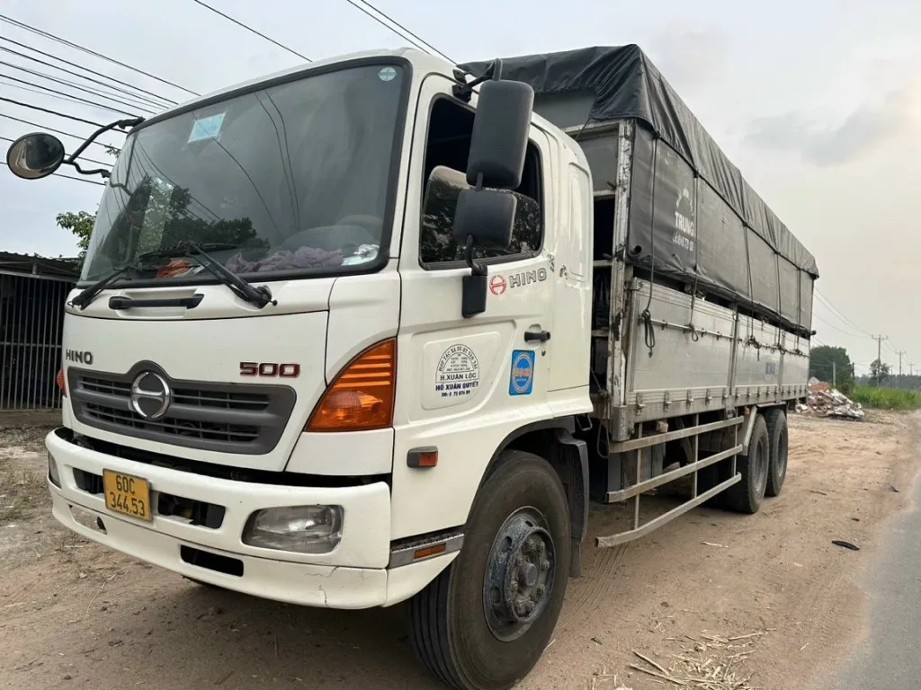 Xe ben 15 tấn cũ đời 2017 vẫn giữ được hiệu năng làm việc bền bỉ cho công trình