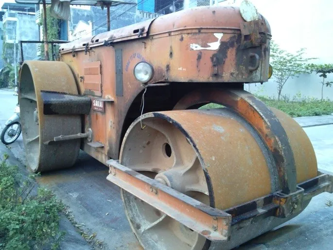 Mặt bên xe lu tĩnh Sakai 10 tấn tại kho máy công trình