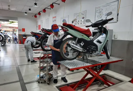 Kỹ thuật viên chuyên nghiệp thực hiện bảo trì hệ thống động cơ xe máy