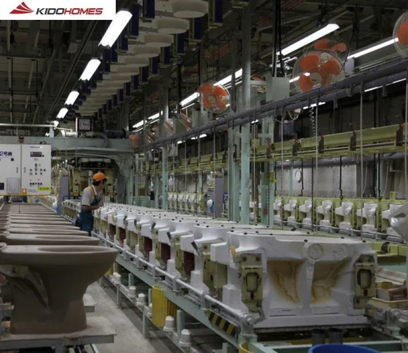 Dây chuyền tự động hóa bên trong nhà máy sản xuất bồn cầu Inax tại Việt Nam với công nghệ robot tiên tiến tương tự như tại SANY