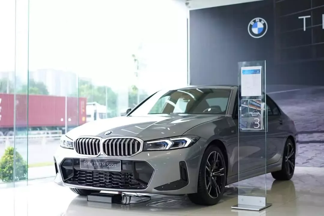 Thông tin tổng quan xe BMW 330i.