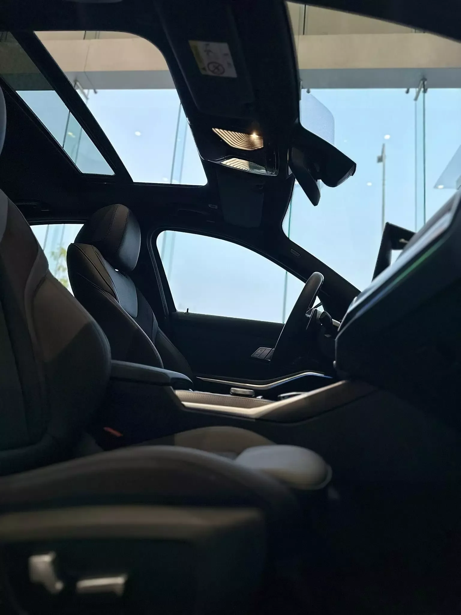 Cửa sổ trời xe BMW 330i.