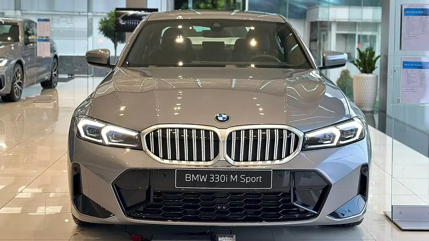 Ngoại thất xe BMW 330i.