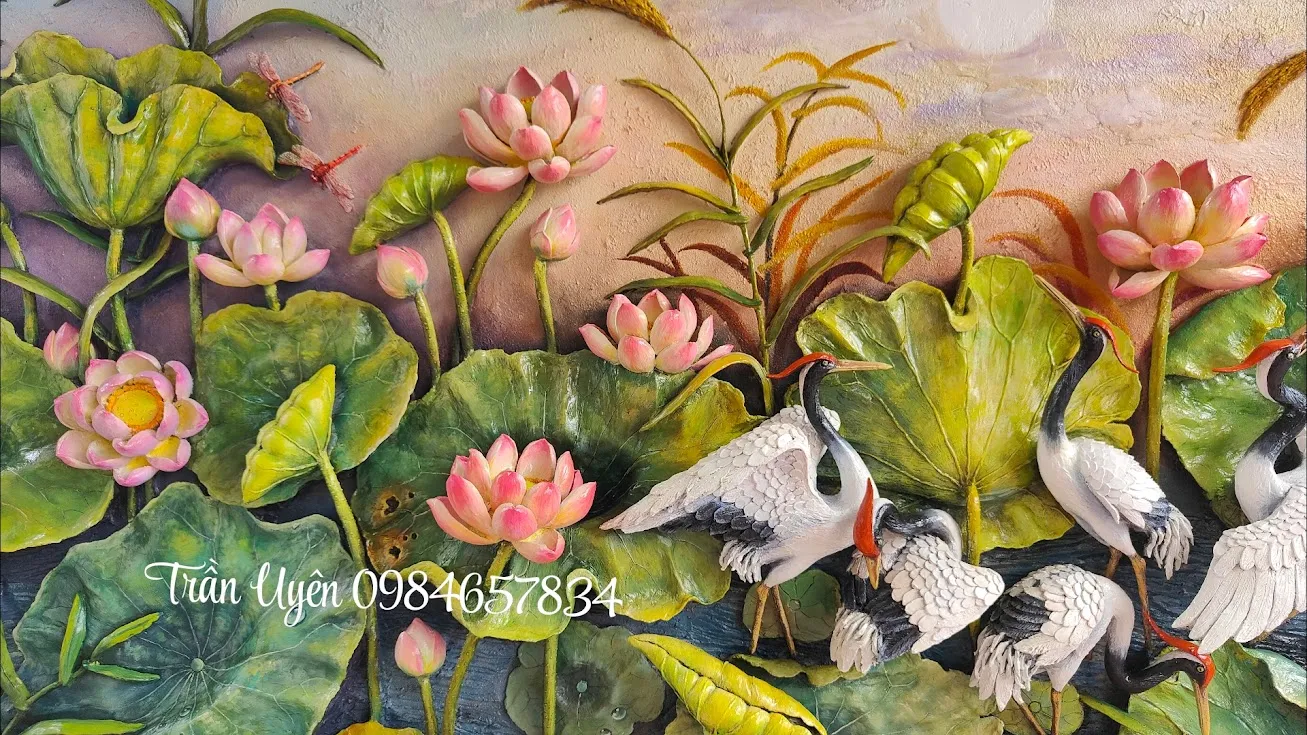 Nghệ nhân đang thực hiện công đoạn đắp nổi cuối cùng