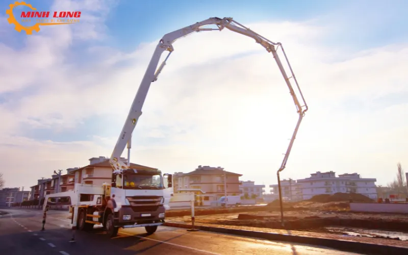 Công nhân đang thực hiện kết nối các đoạn ống thép dẫn bê tông cho máy bơm tĩnh