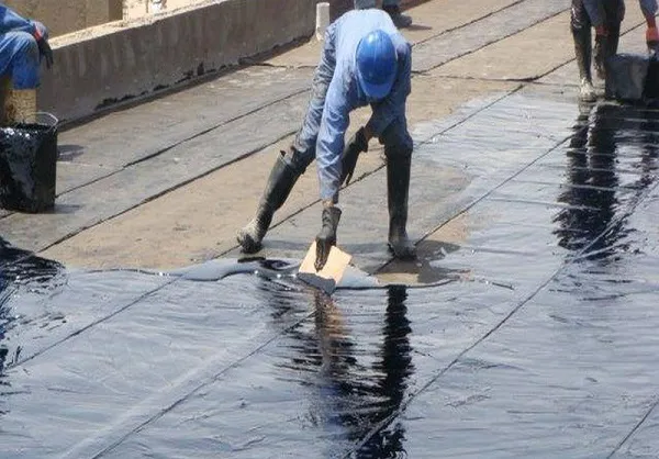 Kỹ thuật quét nhựa đường nóng chảy tạo lớp màng ngăn nước tuyệt đối