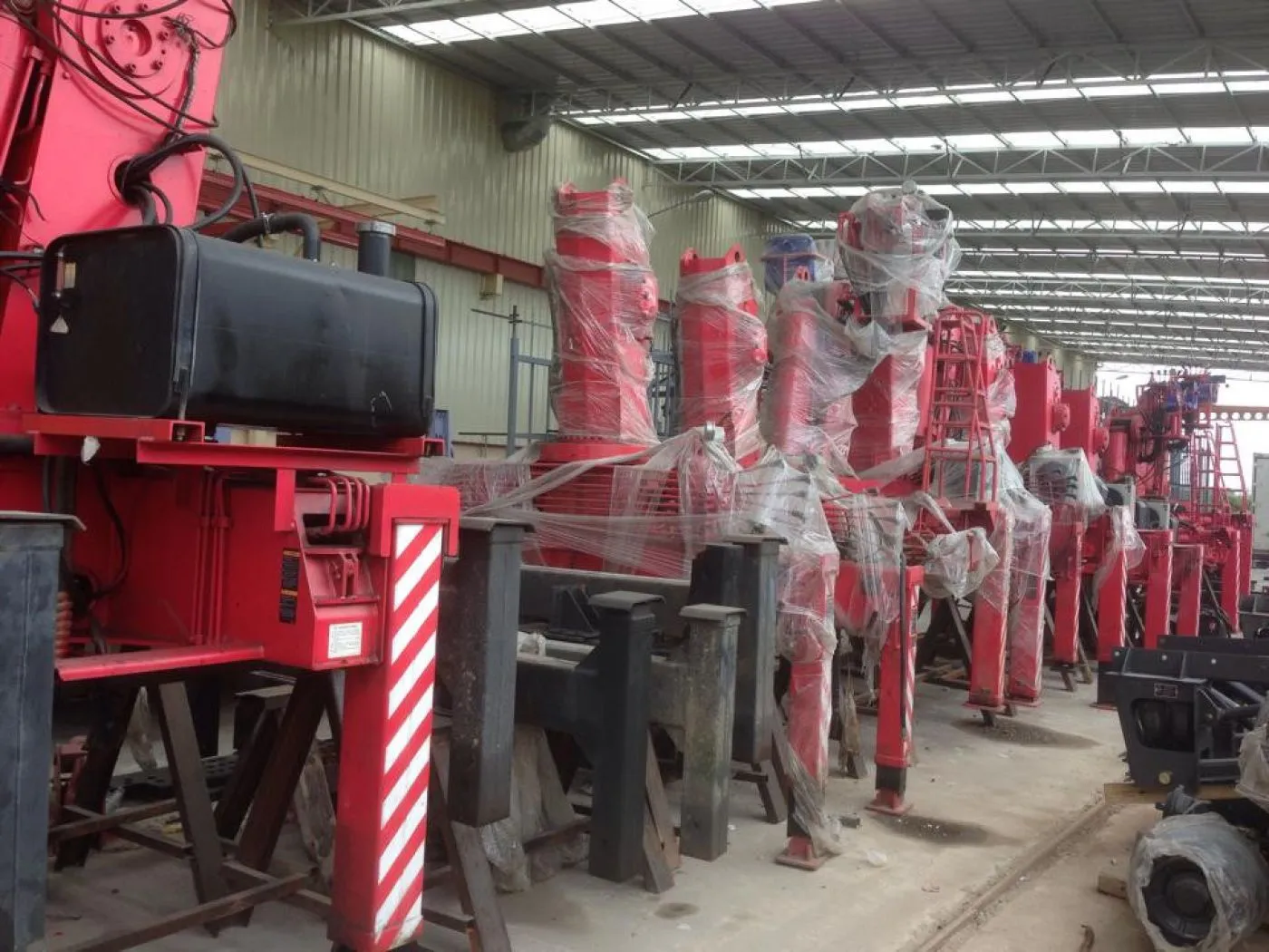 Hệ thống cần cẩu Unic lắp trên nền xe tải 4 chân tải trọng lớn