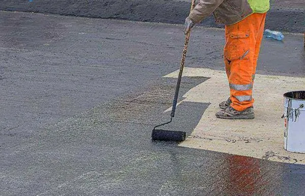 Thi công rải nhựa đường rỗng tại các khe nứt sàn bê tông sân thượng