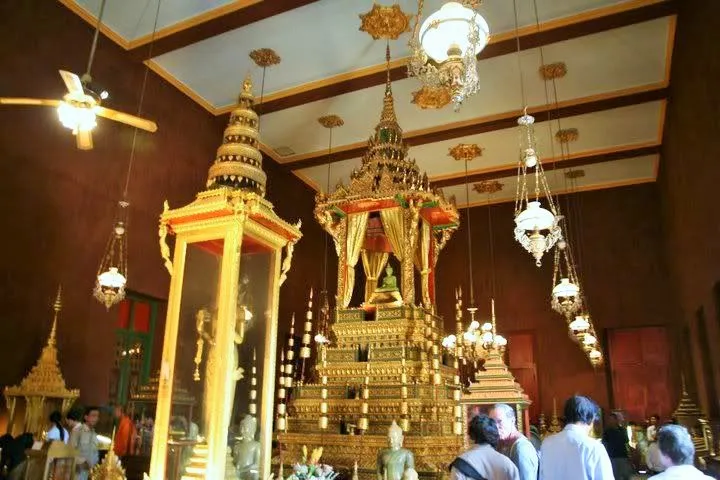 Không gian bên trong Chùa Bạc trưng bày những báu vật tâm linh cực kỳ quý giá