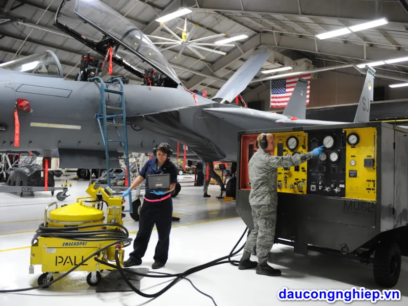 Kỹ thuật viên kiểm tra dầu thủy lực 68 định kỳ 500 giờ