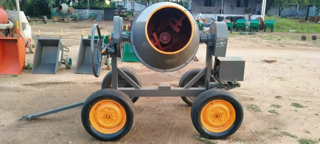 Đội ngũ giao nhận thiết bị đang vận chuyển cối trộn bê tông đến địa điểm thi công của khách hàng