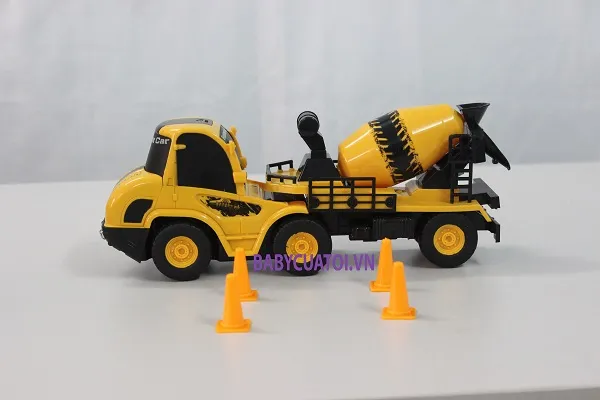 Cận cảnh chi tiết bộ phận bồn trộn và vòi phun của xe bơm bê tông đồ chơi màu vàng nổi bật