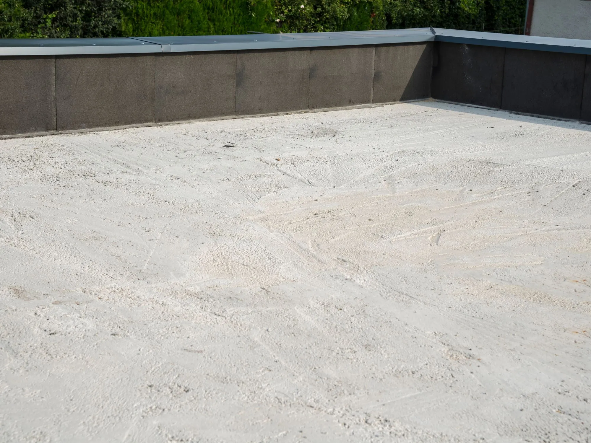 Nghiệm thu độ phẳng bề mặt sau khi hoàn tất đổ bê tông mái nhà