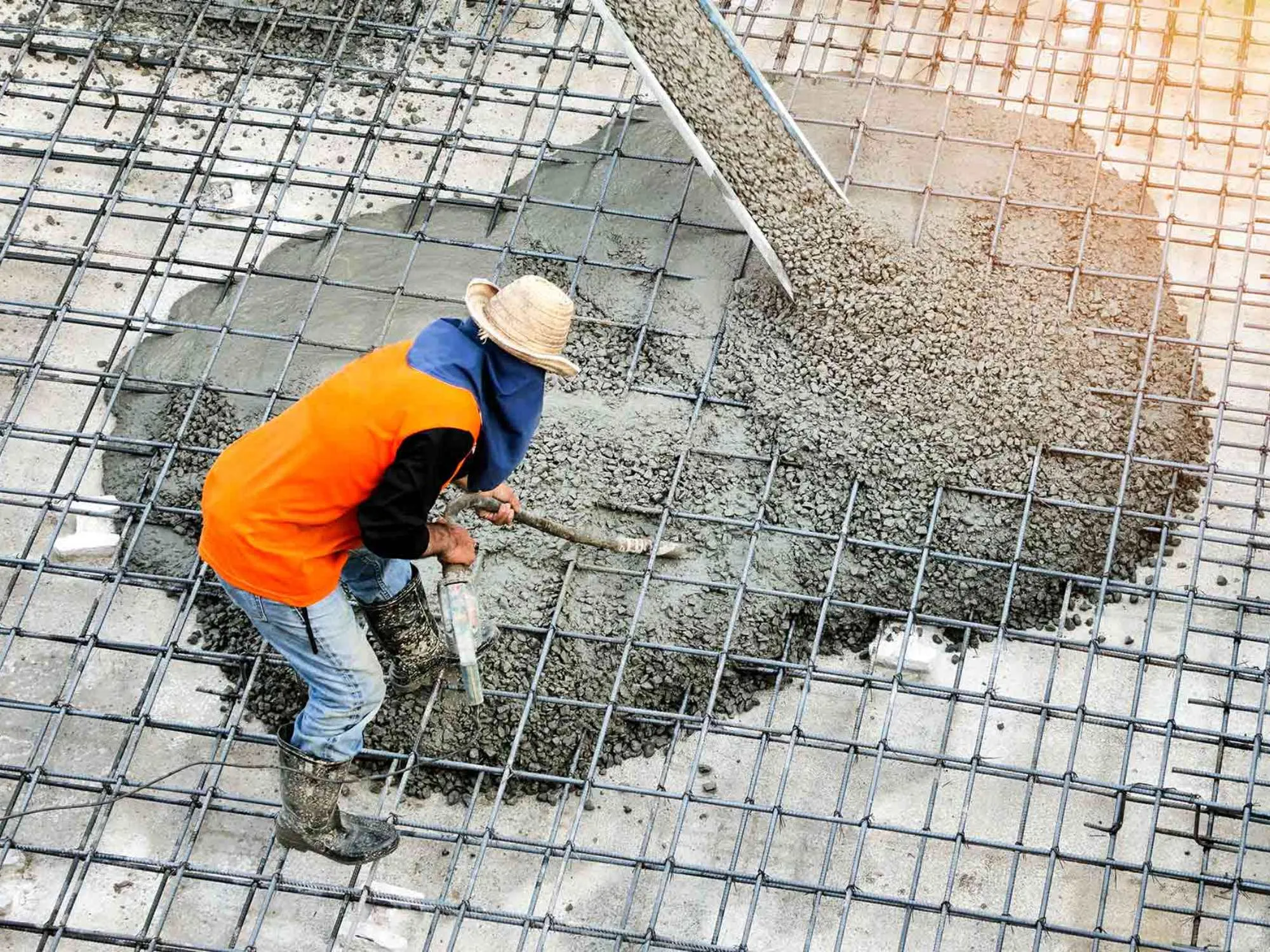 Quy trình đổ bê tông mái nhà sử dụng máy bơm cần hiện đại