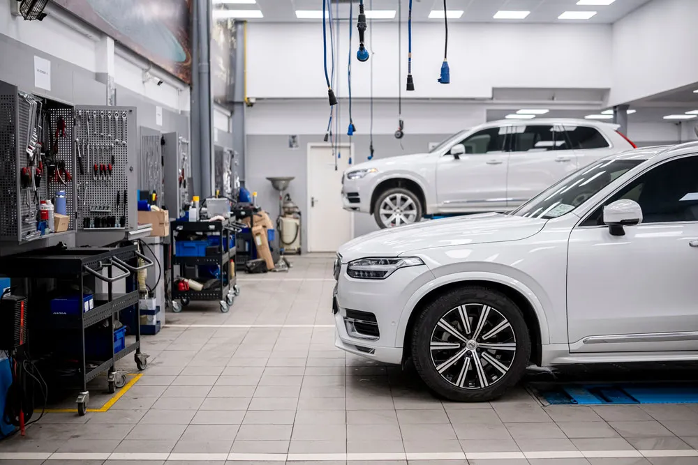 Hệ thống máy chẩn đoán và thiết bị hiện đại tại xưởng bảo dưỡng Volvo.