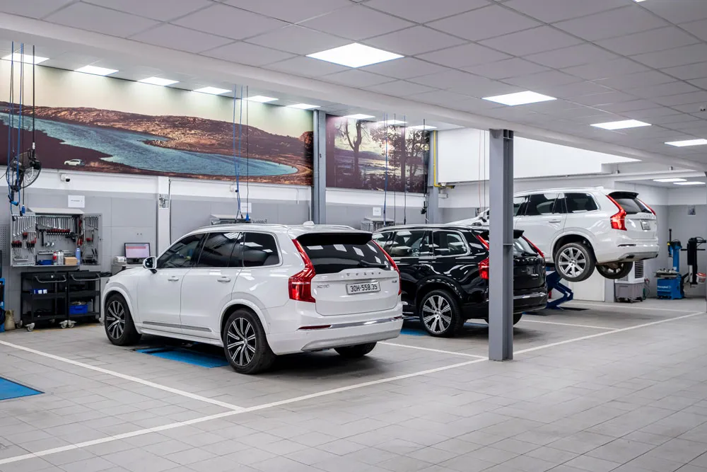Không gian xưởng dịch vụ rộng lớn đáp ứng nhu cầu bảo dưỡng xe Volvo định kỳ.
