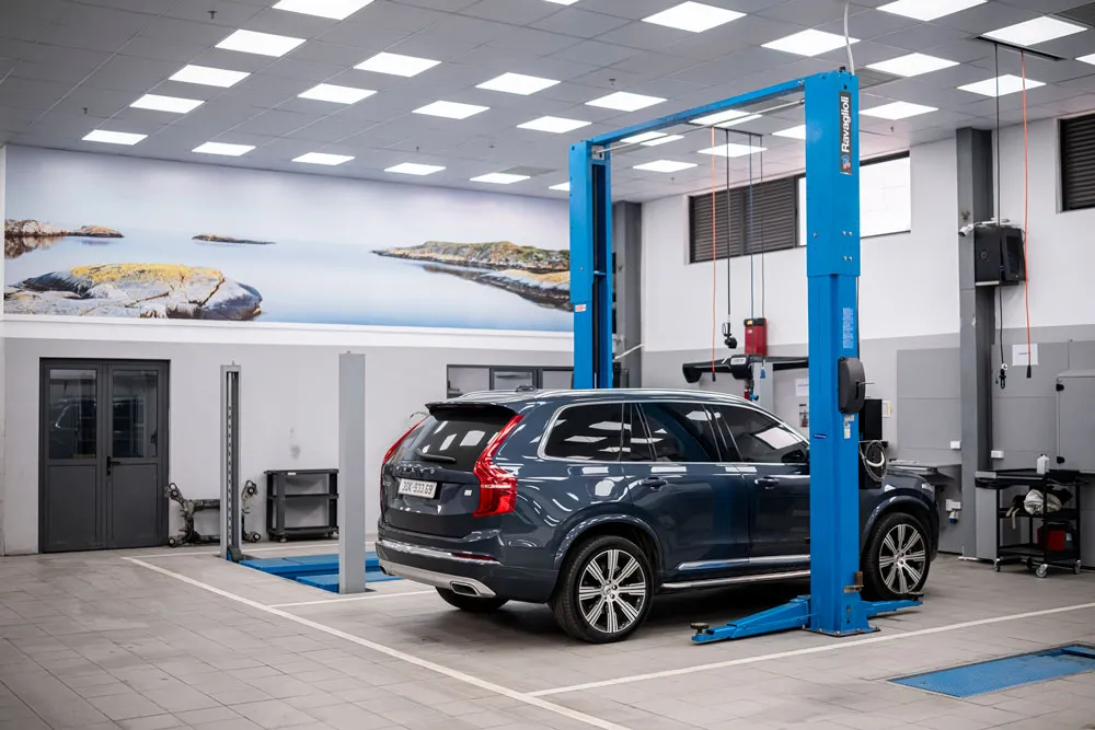 Kỹ thuật viên thực hiện các bước bảo trì hệ thống an toàn trên xe Volvo.