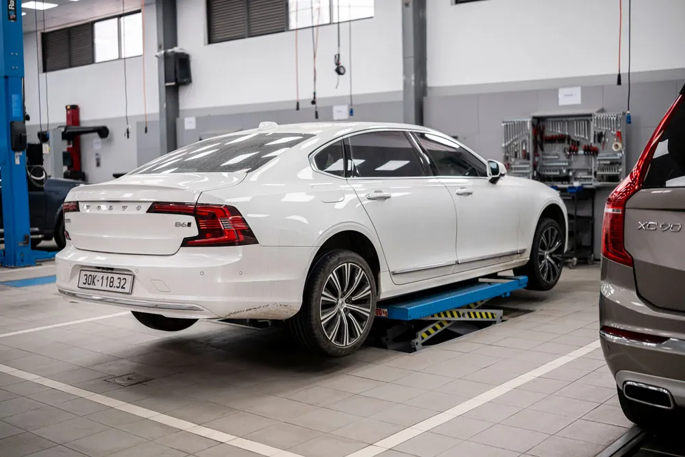 Bảo dưỡng xe Volvo S90 tại trạm dịch vụ ủy quyền với phụ tùng chính hãng.