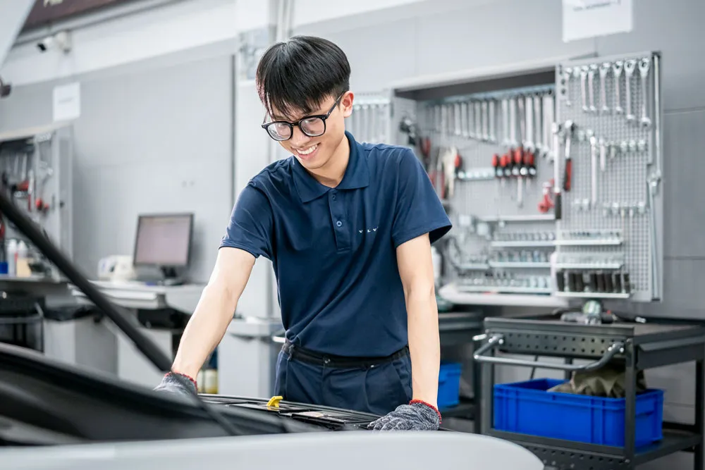 Đội ngũ kỹ thuật viên giàu kinh nghiệm trực tiếp xử lý các ca sửa chữa khó.