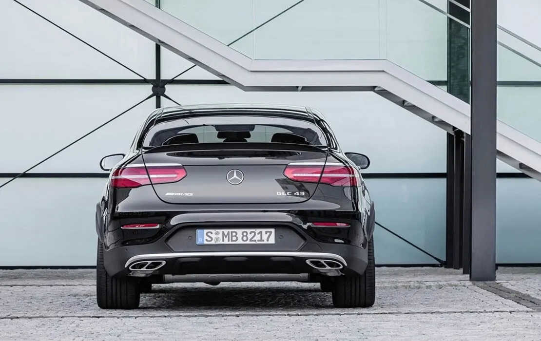 Cụm đèn hậu và ống xả kép đặc trưng của Mercedes GLC 43
