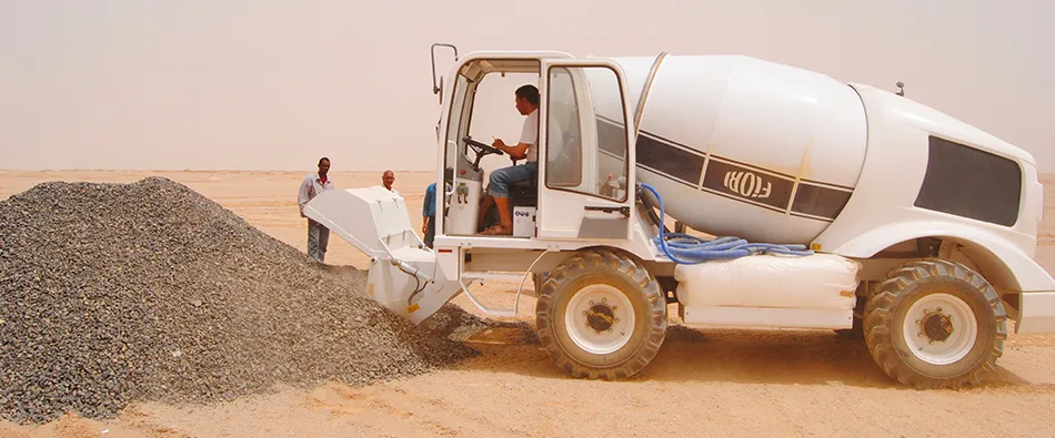 Toàn cảnh xe trộn tự nạp liệu Fiori làm việc tại dự án hạ tầng giao thông