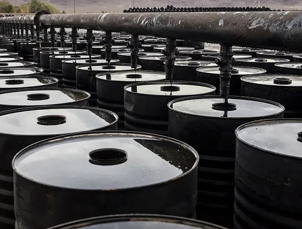 Kiểm tra chất lượng bitum trước khi đưa vào xe nấu nhựa đường chuyên dụng