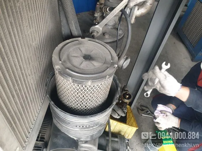 Kiểm tra và thay thế bộ lọc khí primer trong quy trình bảo trì