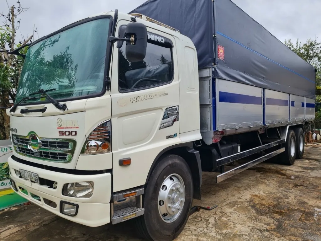 Xe ben 15 tấn đời 2015 đã được nâng cấp hệ thống đèn chiếu sáng công trường