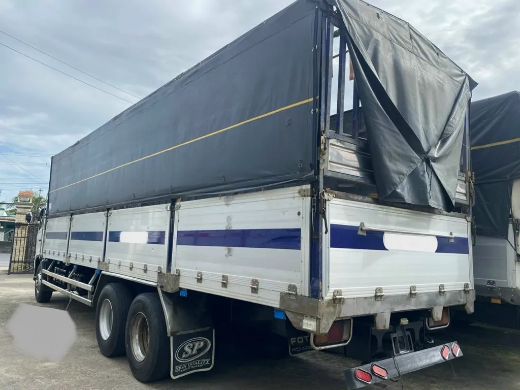 Xe ben 3 chân đời 2010 phục vụ vận tải vật liệu thi công đường liên xã