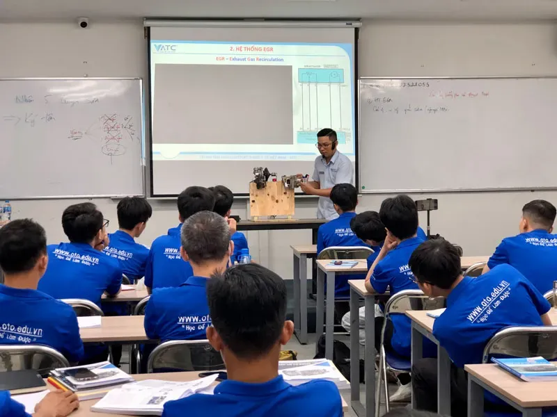 Chương trình đào tạo nghề sửa chữa điện ô tô thực tế tại trung tâm huấn luyện